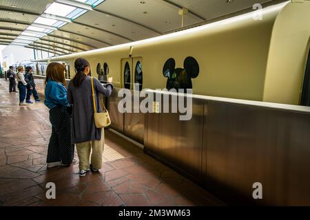 Nehmen Sie die Tokyo Disney Resort Line Monorail zum Disney Sea. Tokyo Disney Sea ist ein fantastischer Themenpark im Tokyo Disney Resort. Stockfoto