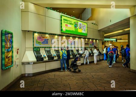 Ticketautomaten an der Tokyo Disney Resort Gateway Station. Stockfoto