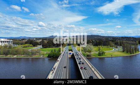 Blick aus der Vogelperspektive auf die Commonwealth Avenue und die Brücke über den Burley Griffin Lake in Canberra, Australien Stockfoto