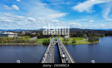 Panoramablick auf die Brücke der Commonwealth Avenue über den Burley Griffin Lake in Canberra, Australien Stockfoto