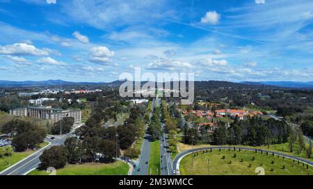 Breite mehrspurige Commonwealth Avenue, die zum Capital Hill und zum parlamentsgebäude in der Mitte von Canberra City, Australian Capital Territory, führt Stockfoto