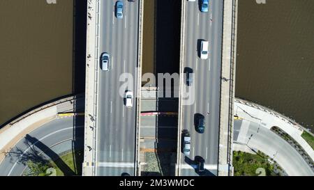 Luftaufnahme des Verkehrs auf der Commonwealth Avenue Bridge über den Burley Griffin Lake in Canberra, Australien Stockfoto