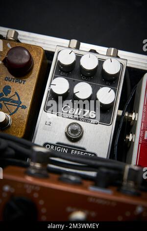 Das Pedal Board des Gitarristen Gem Archer, ehemaliger Oasis-Gitarrist und Mitglied von Noel Gallaghers High Flying Birds. Stockfoto