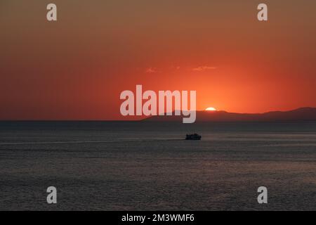 Segeln in Richtung der Sonne Stockfoto