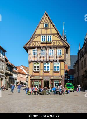 Quedlinburg UNESCO-Weltkulturerbe historische Stadt mit Menschen auf der Terrasse im Winter, historische Stadt Quedlinburg in Harz Deutschland Februar 2019 Stockfoto