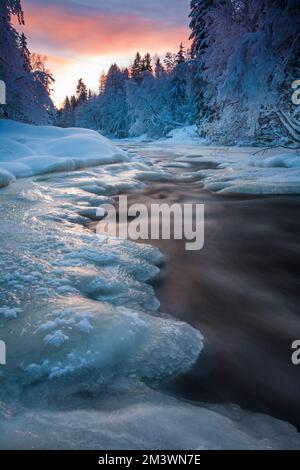 Kalter Winterabend am Fluss Hobølelva, in Våler kommune, Østfold, Norwegen. Der Fluss ist Teil des Wassersystems namens Morsavassdraget. Stockfoto