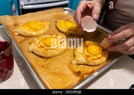 Traditionelles georgianisches Brot - Khachapuri madjarski mit Herd. Hausgemachtes Backen. Über Kopf. Khachapuri mit Käse, georgianische Khachapuri Megruli mit Stockfoto