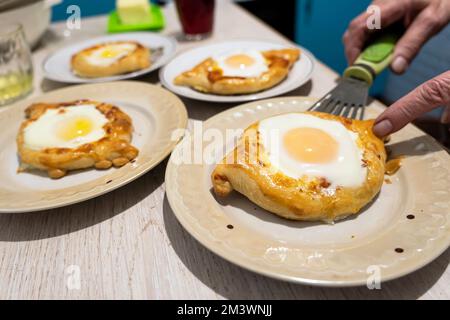 Traditionelles georgianisches Brot - Khachapuri madjarski mit Herd. Hausgemachtes Backen. Über Kopf. Khachapuri mit Käse, georgianische Khachapuri Megruli mit Stockfoto