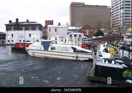 Gas Street Basin, Birmingham, 17. Dezember 2022. Kanalboote wurden in der letzten Woche aufgrund der Temperaturen gefroren. Eis hat sich über das große Dock ausgebreitet und viele der Schmalboote an Ort und Stelle gefangen. Quelle: Stop Press Media/Alamy Live News Stockfoto