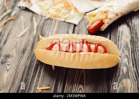 Hot Dogs und Fast food Gerichte auf Holz- Hintergrund Stockfoto