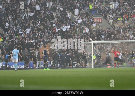 MELBOURNE, AUSTRALIEN. 17. Dezember 2022, Melbourne City V Melbourne Victory im AAMI Park. Die Fans von Melbourne Victory greifen auf das Spielfeld ein und zwingen die Spieler in die Umkleidekabinen. . Kredit: Karl Phillipson/Alamy Live News Stockfoto