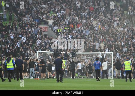 MELBOURNE, AUSTRALIEN. 17. Dezember 2022, Melbourne City V Melbourne Victory im AAMI Park. Die Fans von Melbourne Victory greifen auf das Spielfeld ein und zwingen die Spieler in die Umkleidekabinen. Thomas Glover ist mit Blut zu sehen, das auf sein Trikot strömt, nachdem er mit einem sandgefüllten Stahleimer ins Gesicht geschlagen wurde. Kredit: Karl Phillipson/Alamy Live News Stockfoto