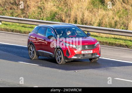 2021 Red PEUGEOT 3008 GT BLUEHDI S/S Start Stop GT 1500cc Disel 6-Gang-Schaltgetriebe; Fahren auf der Autobahn M6, Großbritannien Stockfoto