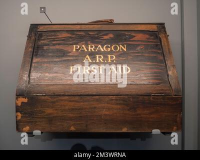 Ein erste-Hilfe-Kasten aus der Vickers-Fabrik aus dem 2. Weltkrieg wird im Bellman Hanger, Brooklands Museum, Surrey, Großbritannien ausgestellt Stockfoto