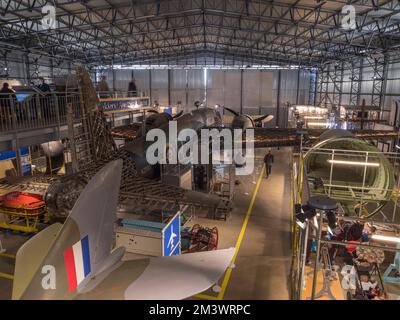 Allgemeiner Blick in den Bellman Hanger konzentriert sich auf den Vickers Wellington Bomber im Brooklands Museum, Surrey, Großbritannien Stockfoto