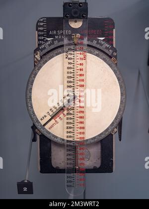 Eine Fluggeschwindigkeitsanzeige aus dem Zweiten Weltkrieg im Brooklands Museum, Surrey, Großbritannien. Stockfoto