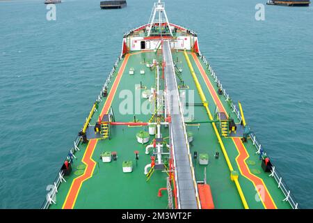 Luftaufnahme am Bug eines Chemikalientankers. Im Wasser verankerter Industrietanker Stockfoto