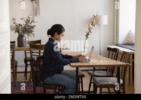 Fokussierte, hübsche indische Freiberuflerin, Geschäftsfrau, die zu Hause arbeitet Stockfoto