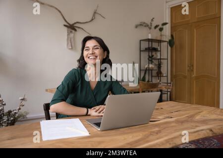 Fröhliche, aufgeregte Freiberuflerin, die ihren Job genießt, gute Neuigkeiten Stockfoto