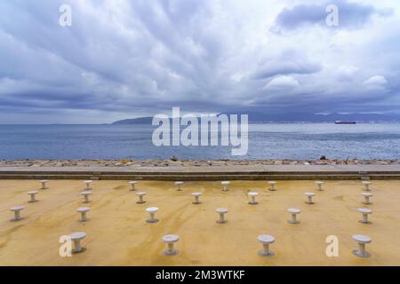 Touristenstrand an der Küste der Bucht von Cadiz in Gibraltar an einem bewölkten Tag. Stockfoto