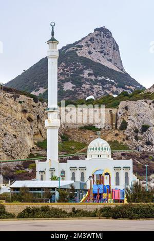 Muslimische Moschee an der Küste von Gibraltar neben dem großen Felsen der Insel. Stockfoto