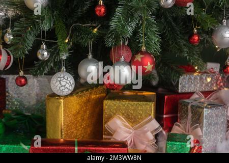 Weihnachtsbaumschmuck und Geschenkartikel präsent festliche Feiertage Stockfoto