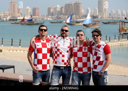 Am Katara Beach in Doha, Katar, am 17. Dezember 2022, werden die Unterstützer Kroatiens vor der FIFA-Weltmeisterschaft Katar 2022 im Bronzemedaillenspiel zwischen Kroatien und Marokko gesehen. Foto: Igor Kralj/PIXSELL Stockfoto