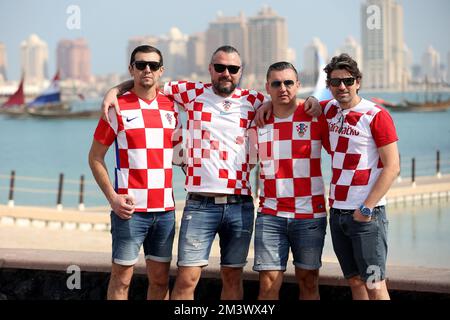 Am Katara Beach in Doha, Katar, am 17. Dezember 2022, werden die Unterstützer Kroatiens vor der FIFA-Weltmeisterschaft Katar 2022 im Bronzemedaillenspiel zwischen Kroatien und Marokko gesehen. Foto: Igor Kralj/PIXSELL Stockfoto