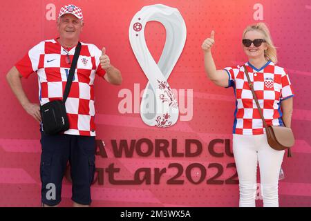 Am Katara Beach in Doha, Katar, am 17. Dezember 2022, werden die Unterstützer Kroatiens vor der FIFA-Weltmeisterschaft Katar 2022 im Bronzemedaillenspiel zwischen Kroatien und Marokko gesehen. Foto: Igor Kralj/PIXSELL Stockfoto