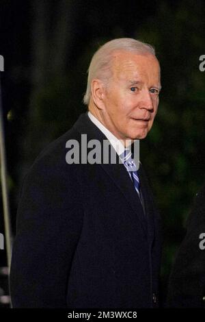 US-Präsident Joe Biden schaut am Freitag, den 16. Dezember 2022, beim Überqueren des South Portico an Bord der Marine One im Weißen Haus in Washington DC. Guthaben: Bonnie Cash/Pool über CNP/MediaPunch Stockfoto