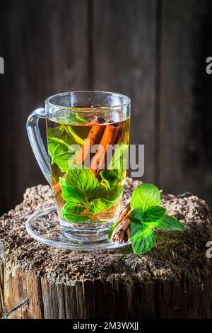 Heißer Tee aus grünen Blättern und Zimtrinde Stockfoto