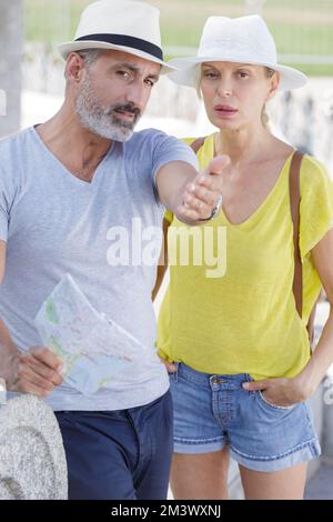 Ein älteres Touristenpaar, das sich draußen streitet Stockfoto