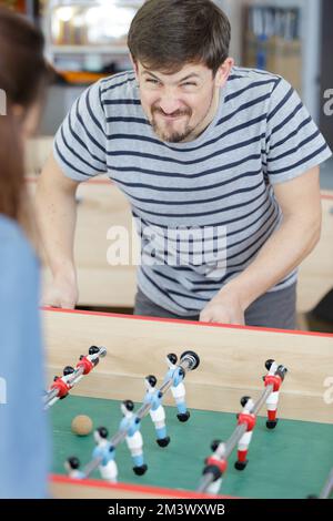 Ein Paar genießt ein Spiel Tischfußball Stockfoto