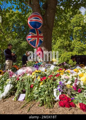 Blumen unter einem Baum nach dem Tod von Königin Elizabeth II, Green Park, London, Großbritannien. Stockfoto