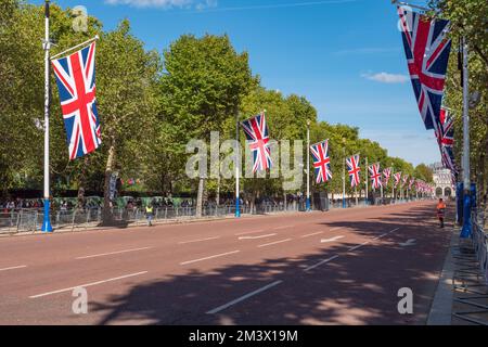 Union Flags on the Mall, Teil der Bestattungsroute, vor der Beerdigung von Königin Elizabeth II. Am 19.. September 2022, London, Großbritannien. Stockfoto