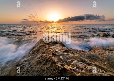 Sonnenaufgang an den Stränden von La Manga del Mar Menor, Murcia, Spanien Stockfoto