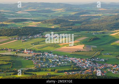 Blick vom Berg hoher Bogen nach Neukirchen beim Heiligen Blut, einer Kleinstadt im Bayerischen Wald. Lamer Winkel, Kreis Cham, Oberpfalz, B Stockfoto