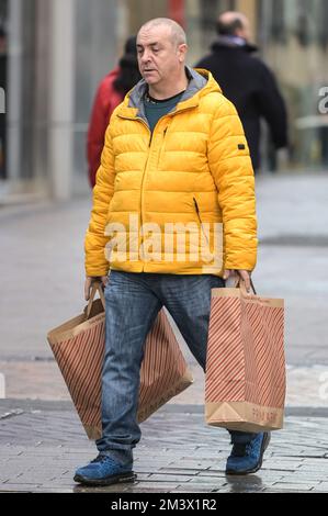 New Street, Birmingham, 17. Dezember 2022. - Shopper fahren am Super Saturday ins Stadtzentrum von Birmingham, um ein Last-Minute-Geschenk zu bekommen, den letzten Haupteinkaufssamstag vor Weihnachten, der nur 8 Tage entfernt ist. PIC by Credit: Stop Press Media/Alamy Live News Stockfoto