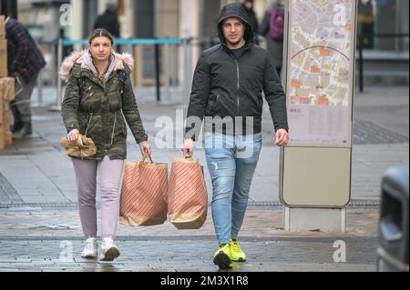 New Street, Birmingham, 17. Dezember 2022. - Shopper fahren am Super Saturday ins Stadtzentrum von Birmingham, um ein Last-Minute-Geschenk zu bekommen, den letzten Haupteinkaufssamstag vor Weihnachten, der nur 8 Tage entfernt ist. PIC by Credit: Stop Press Media/Alamy Live News Stockfoto