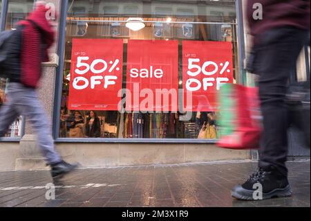 New Street, Birmingham, 17. Dezember 2022. - Shopper fahren am Super Saturday ins Stadtzentrum von Birmingham, um ein Last-Minute-Geschenk zu bekommen, den letzten Haupteinkaufssamstag vor Weihnachten, der nur 8 Tage entfernt ist. PIC by Credit: Stop Press Media/Alamy Live News Stockfoto