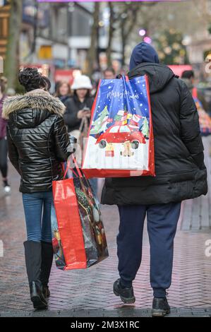 New Street, Birmingham, 17. Dezember 2022. - Shopper fahren am Super Saturday ins Stadtzentrum von Birmingham, um ein Last-Minute-Geschenk zu bekommen, den letzten Haupteinkaufssamstag vor Weihnachten, der nur 8 Tage entfernt ist. PIC by Credit: Stop Press Media/Alamy Live News Stockfoto