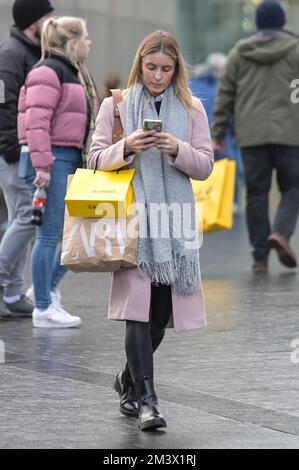 New Street, Birmingham, 17. Dezember 2022. - Shopper fahren am Super Saturday ins Stadtzentrum von Birmingham, um ein Last-Minute-Geschenk zu bekommen, den letzten Haupteinkaufssamstag vor Weihnachten, der nur 8 Tage entfernt ist. PIC by Credit: Stop Press Media/Alamy Live News Stockfoto