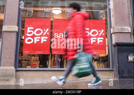 New Street, Birmingham, 17. Dezember 2022. - Shopper fahren am Super Saturday ins Stadtzentrum von Birmingham, um ein Last-Minute-Geschenk zu bekommen, den letzten Haupteinkaufssamstag vor Weihnachten, der nur 8 Tage entfernt ist. PIC by Credit: Stop Press Media/Alamy Live News Stockfoto