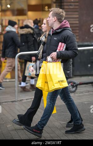 New Street, Birmingham, 17. Dezember 2022. - Shopper fahren am Super Saturday ins Stadtzentrum von Birmingham, um ein Last-Minute-Geschenk zu bekommen, den letzten Haupteinkaufssamstag vor Weihnachten, der nur 8 Tage entfernt ist. PIC by Credit: Stop Press Media/Alamy Live News Stockfoto