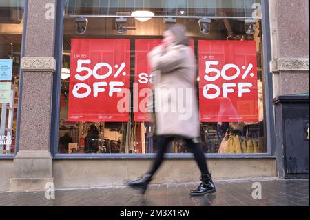 New Street, Birmingham, 17. Dezember 2022. - Shopper fahren am Super Saturday ins Stadtzentrum von Birmingham, um ein Last-Minute-Geschenk zu bekommen, den letzten Haupteinkaufssamstag vor Weihnachten, der nur 8 Tage entfernt ist. PIC by Credit: Stop Press Media/Alamy Live News Stockfoto