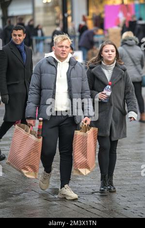 New Street, Birmingham, 17. Dezember 2022. - Shopper fahren am Super Saturday ins Stadtzentrum von Birmingham, um ein Last-Minute-Geschenk zu bekommen, den letzten Haupteinkaufssamstag vor Weihnachten, der nur 8 Tage entfernt ist. PIC by Credit: Stop Press Media/Alamy Live News Stockfoto