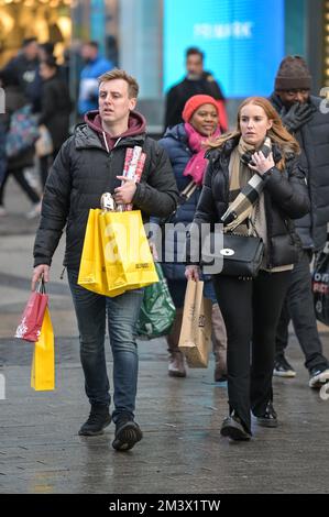 New Street, Birmingham, 17. Dezember 2022. - Shopper fahren am Super Saturday ins Stadtzentrum von Birmingham, um ein Last-Minute-Geschenk zu bekommen, den letzten Haupteinkaufssamstag vor Weihnachten, der nur 8 Tage entfernt ist. PIC by Credit: Stop Press Media/Alamy Live News Stockfoto