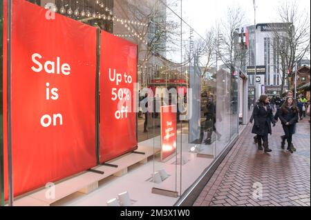 New Street, Birmingham, 17. Dezember 2022. - Shopper fahren am Super Saturday ins Stadtzentrum von Birmingham, um ein Last-Minute-Geschenk zu bekommen, den letzten Haupteinkaufssamstag vor Weihnachten, der nur 8 Tage entfernt ist. PIC by Credit: Stop Press Media/Alamy Live News Stockfoto