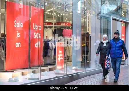 New Street, Birmingham, 17. Dezember 2022. - Shopper fahren am Super Saturday ins Stadtzentrum von Birmingham, um ein Last-Minute-Geschenk zu bekommen, den letzten Haupteinkaufssamstag vor Weihnachten, der nur 8 Tage entfernt ist. PIC by Credit: Stop Press Media/Alamy Live News Stockfoto