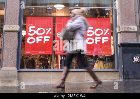 New Street, Birmingham, 17. Dezember 2022. - Shopper fahren am Super Saturday ins Stadtzentrum von Birmingham, um ein Last-Minute-Geschenk zu bekommen, den letzten Haupteinkaufssamstag vor Weihnachten, der nur 8 Tage entfernt ist. PIC by Credit: Stop Press Media/Alamy Live News Stockfoto